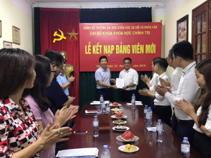 Lễ Kết nạp đảng viên mới tại Khoa Khoa học Chính trị