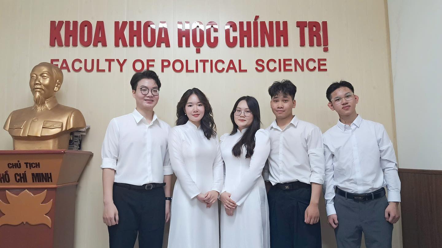 LỄ KẾT NẠP ĐẢNG VIÊN CHO ĐOÀN VIÊN ƯU TÚ NĂM 2025