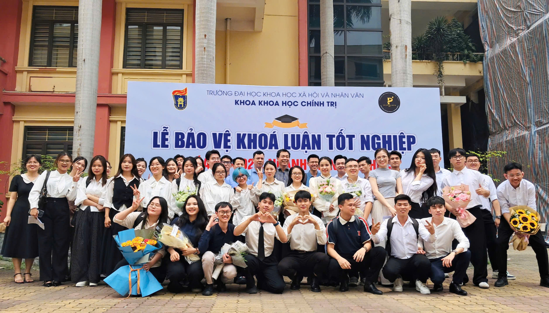 LỄ BẢO VỆ KHÓA LUẬN TỐT NGHIỆP KHÓA QH-2021-X, NGÀNH CHÍNH TRỊ HỌC
